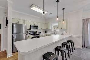 Apartamento Signature, 3 habitaciones, balcón, vistas al campo de golf | Cocina privada | Frigorífico, microondas, horno y placa de cocina