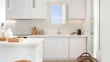Coffee/tea maker, fridge, microwave, oven