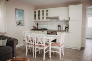 Kühlschrank, Ofen, Herdplatte, Wasserkocher mit Kaffee-/Teezubehör