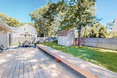 Private house close to beach & playground with grill, outdoor shower, & patio