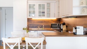 Køleskab, mikrobølgeovn, ovn, kogeplade