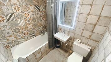 Apartemen Tradisional | Kamar mandi | Bathtub, pengering rambut, jubah mandi, dan handuk