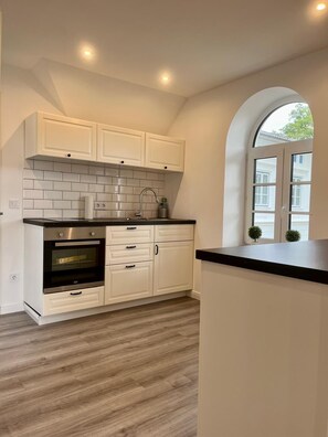 Kühlschrank, Ofen, Herdplatte, Wasserkocher mit Kaffee-/Teezubehör