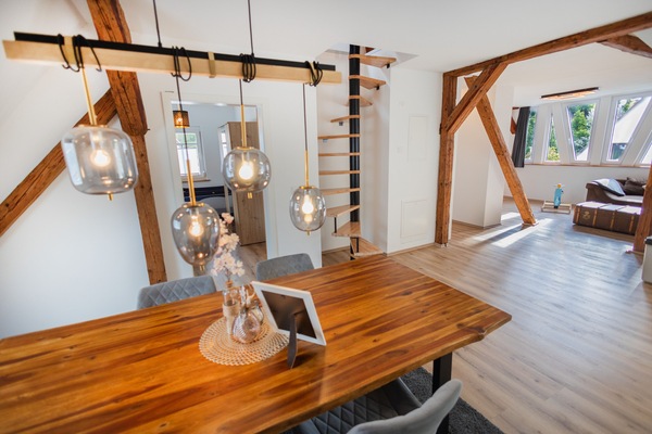 Essbereich mit Blick zum Wohnzimmer