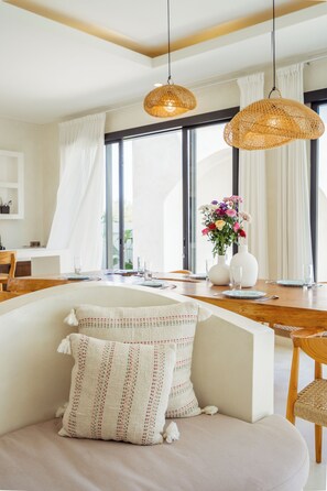 En 35-tommers Flatskjerm-TV med Parabol-TV