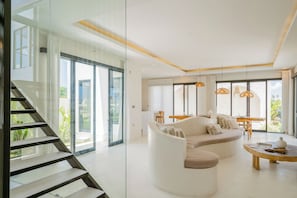 Villa, 4 soverom | Oppholdsområde | En 35-tommers Flatskjerm-TV med Parabol-TV