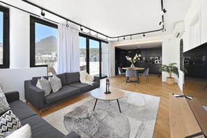 Smart TV - City Centre Rooftop Penthouse with 360° City & Mountain Views! (Cape Town)