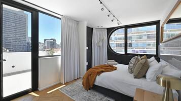 2 bedrooms, desk, WiFi, bed sheets