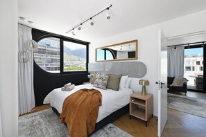 2 bedrooms, desk, WiFi, bed sheets - City Centre Rooftop Penthouse with 360° City & Mountain Views! (Cape Town)