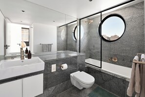 Shower, hair dryer, towels, soap - City Centre Rooftop Penthouse with 360° City & Mountain Views! (Cape Town)