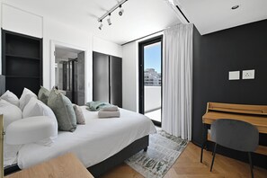 2 bedrooms, desk, WiFi, bed sheets - City Centre Rooftop Penthouse with 360° City & Mountain Views! (Cape Town)