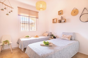 Familjelägenhet - flera sovrum - 2 badrum - intill bergen (Luxury Mijas Golf, Pool & Pet Retreat) | 2 sovrum, arbetsyta för laptop, strykjärn/strykbräda och gratis wi-fi