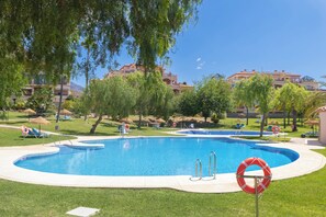 Familieleilighet, flere soverom, 2 bad, ved fjell (Luxury Mijas Golf, Pool & Pet Retreat) | Basseng | Sesongbasert utendørsbasseng