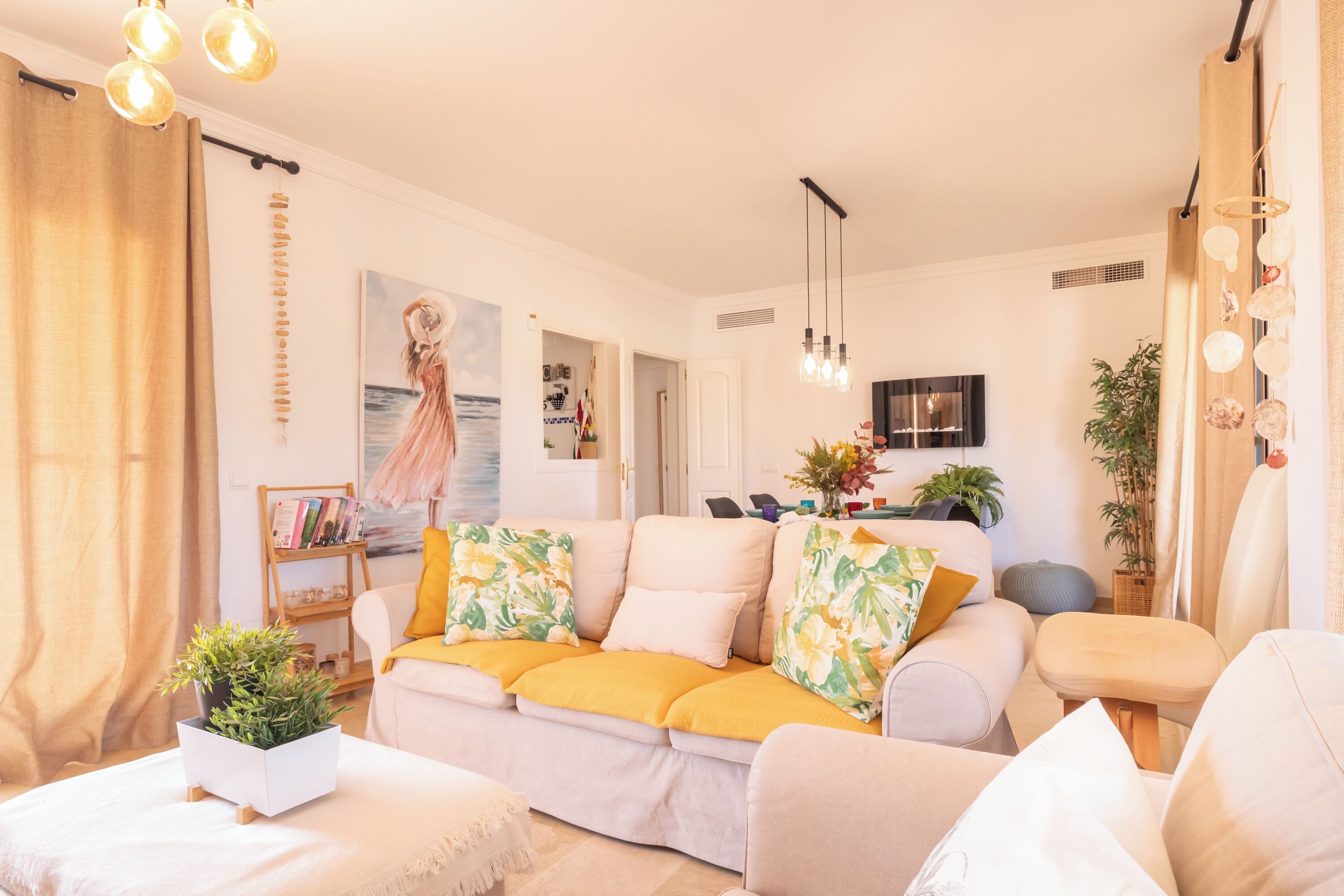Familjelägenhet - flera sovrum - 2 badrum - intill bergen (Luxury Mijas Golf, Pool & Pet Retreat) | Vardagsrum | Platt-tv