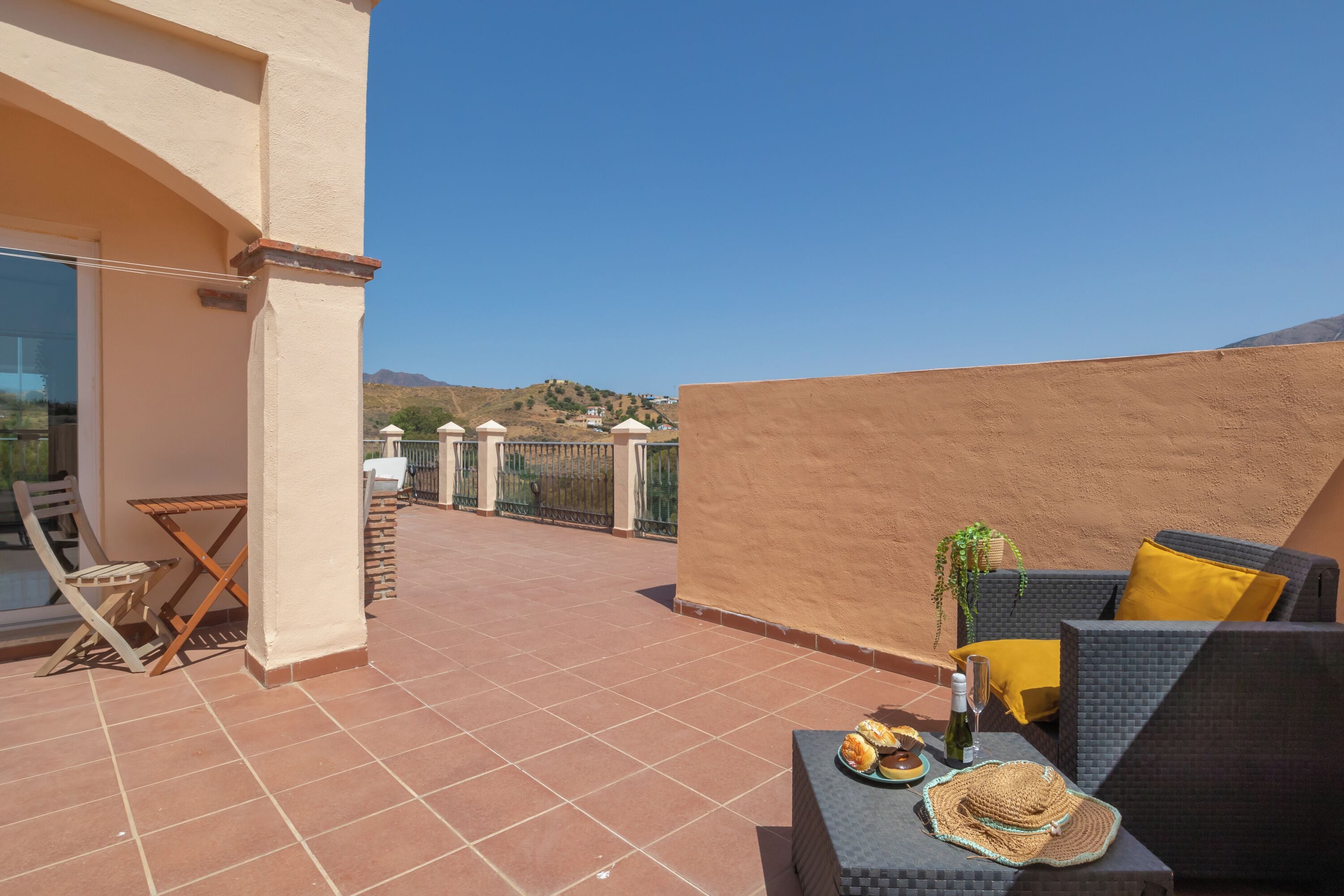 Familienapartment, Mehrere Schlafzimmer, 2 Bäder, Bergseite (Luxury Mijas Golf, Pool & Pet Retreat) | Terrasse/Patio