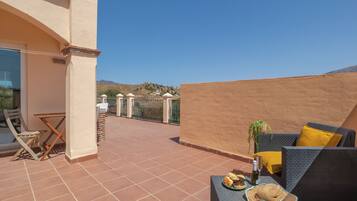Apartamento familiar, varias habitaciones, 2 baños (Luxury Mijas Golf, Pool & Pet Retreat) | Terraza o patio