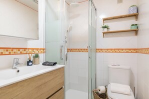 Family Apartment, Multiple Bedrooms, 2 Bathrooms (Luxury Mijas Golf, Pool & Pet Retreat) | Bathroom
