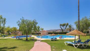 Familie appartement, meerdere slaapkamers, 2 badkamers (Luxury Mijas Golf, Pool & Pet Retreat) | Zwembad | Een seizoensgebonden buitenzwembad