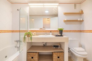 Combined shower/tub, hair dryer, towels, soap - Luxury Mijas Golf, Pool & Pet Retreat (Mijas)