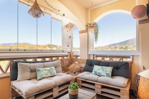 Familjelägenhet - flera sovrum - 2 badrum - intill bergen (Luxury Mijas Golf, Pool & Pet Retreat) | Vardagsrum | Platt-tv