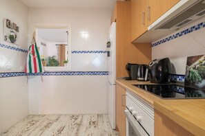 Familieleilighet, flere soverom, 2 bad, ved fjell (Luxury Mijas Golf, Pool & Pet Retreat) | Eget kjøkken | Kjøleskap, mikrobølgeovn, ovn og kokeplater