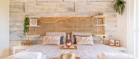 2 kamar tidur, ruang kerja ramah laptop, dan setrika/meja setrika