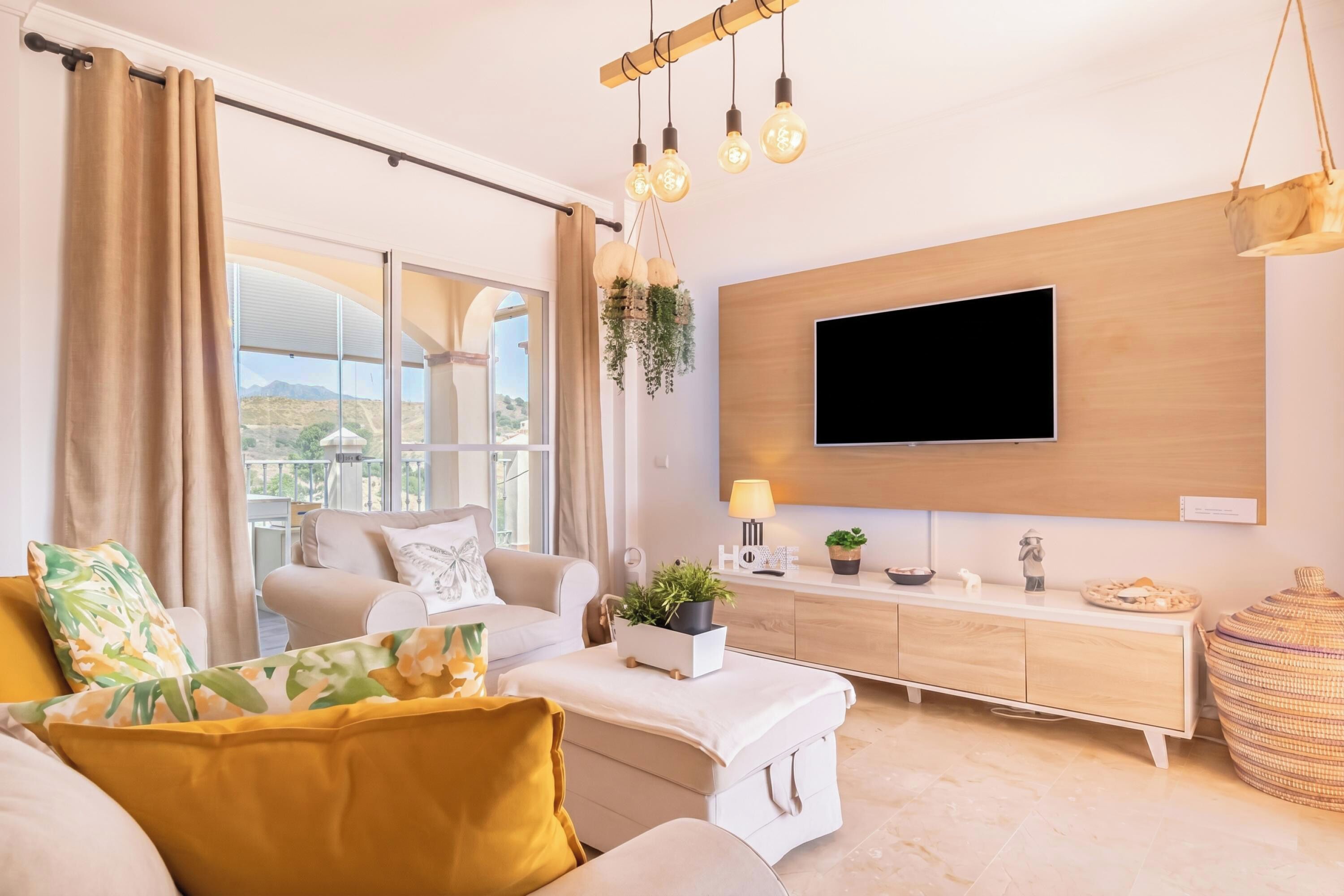 Familjelägenhet - flera sovrum - 2 badrum - intill bergen (Luxury Mijas Golf, Pool & Pet Retreat) | Vardagsrum | Platt-tv
