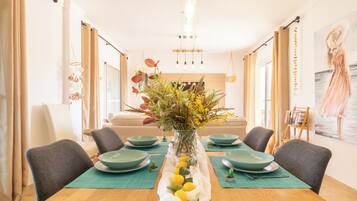 Apartamento familiar, varias habitaciones, 2 baños (Luxury Mijas Golf, Pool & Pet Retreat) | Restauración