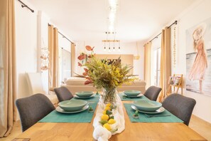 Familieleilighet, flere soverom, 2 bad, ved fjell (Luxury Mijas Golf, Pool & Pet Retreat) | Spiseområde