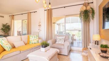 Familie appartement, meerdere slaapkamers, 2 badkamers (Luxury Mijas Golf, Pool & Pet Retreat) | Woonruimte | Flatscreentelevisie