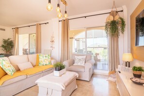 Familieleilighet, flere soverom, 2 bad, ved fjell (Luxury Mijas Golf, Pool & Pet Retreat) | Oppholdsområde | Flatskjerm-TV