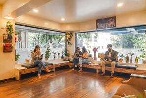 Lobby sitting area - Oriva Deccan 8 (Pune)