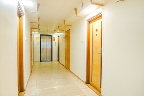 Elevator - Oriva Deccan 8 (Pune)