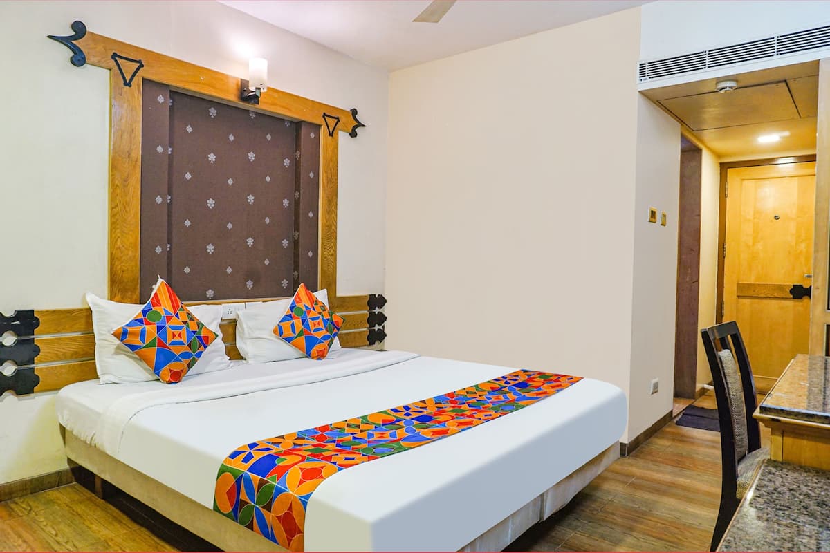 Deluxe Room | Egyptian cotton sheets, premium bedding, in-room safe, WiFi (free)
