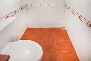 Shower, rainfall showerhead, free toiletries, towels - Fabhotel Sam Residency (Coimbatore)