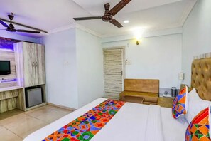 Egyptian cotton sheets, premium bedding, in-room safe, free WiFi - Fabhotel Backstreet (Bhopal)