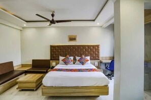 ห้องพรีเมียม | ผ้าปูที่นอนฝ้ายอียิปต์, เครื่องนอนระดับพรีเมียม, ตู้นิรภัยในห้องพัก