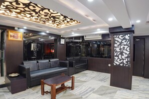Lobby sitting area - Fabhotel Backstreet (Bhopal)