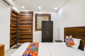 Egyptian cotton sheets, premium bedding, in-room safe, free WiFi - Fabhotel Kinsfolk (Ghaziabad)