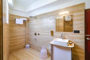 Shower, rainfall showerhead, free toiletries, towels
