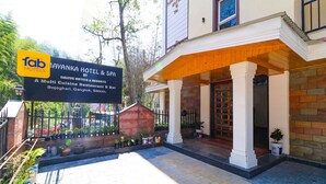Entrada d'hotel amb un cartell que diu 'Fab Hotels' i 'Mayanka Hotel & Spa'.
