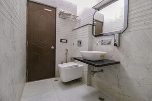 Premium Room | Bathroom | Shower, rainfall showerhead, free toiletries, towels - Fabhotel Narula (Dehradun)