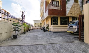 Parking - Fabhotel The Green Majestic (Dehradun)