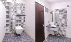 Ein Badezimmer mit Schachbrettmuster auf dem Boden, einer weißen Toilette und einem Waschbecken mit Spiegel darüber.