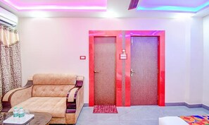 Lobby sitting area - FabHotel The Crown Comforts (Bidhannagar)