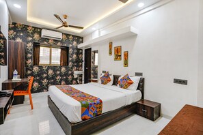 Egyptian cotton sheets, premium bedding, in-room safe, free WiFi - Fabhotel The Regal Inn (Nashik)