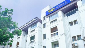 Ein mehrstöckiges Gebäude mit einem Schild für 'fabHOTELS' und 'AUDITORIUM'.