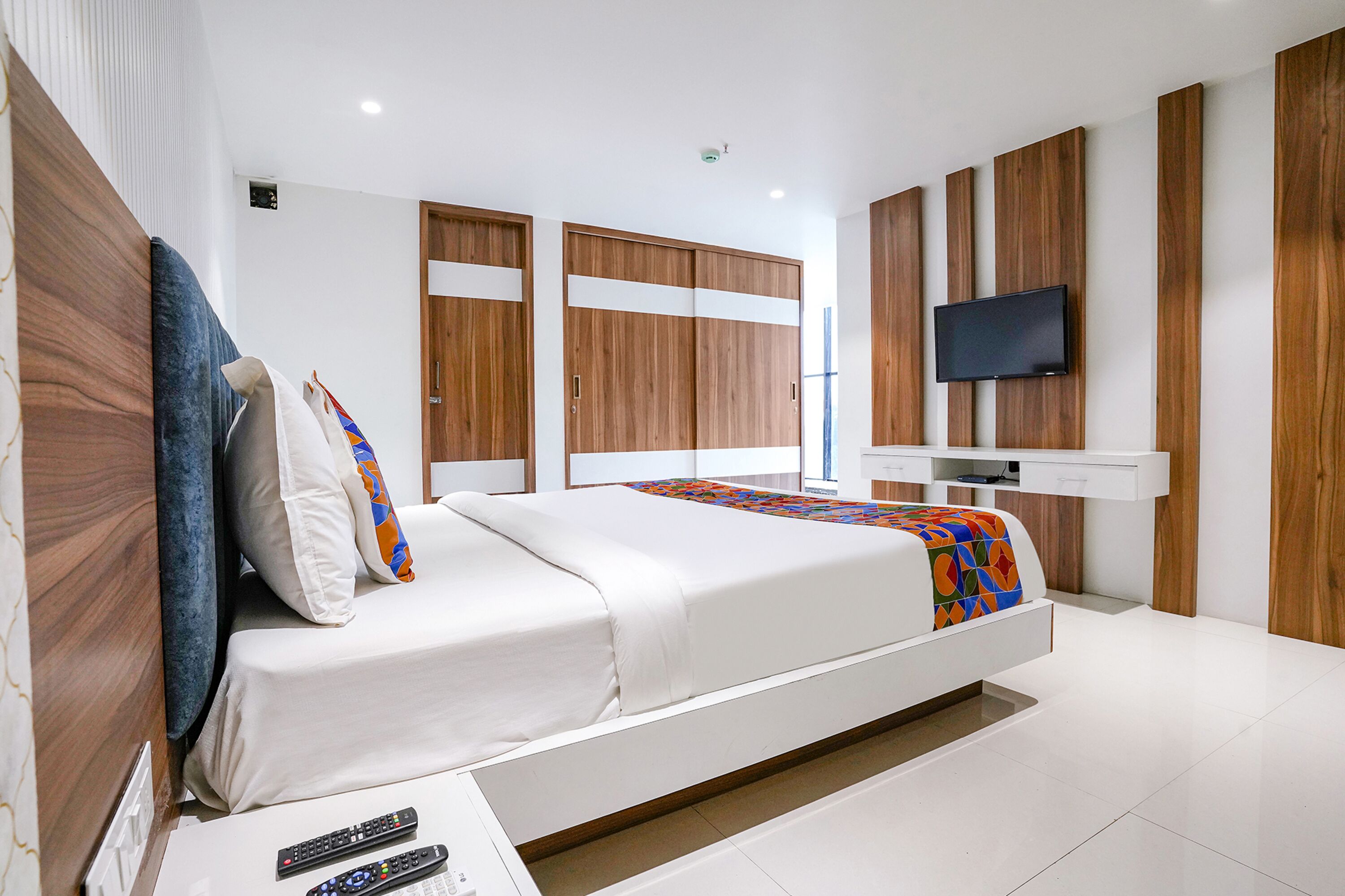 Egyptian cotton sheets, premium bedding, in-room safe, free WiFi