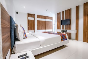 Egyptian cotton sheets, premium bedding, in-room safe, free WiFi - Fabhotel The Nashik Inn (Nashik)
