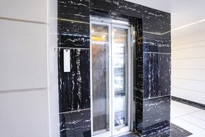 Lift - Fabhotel The Nashik Inn (Nashik)